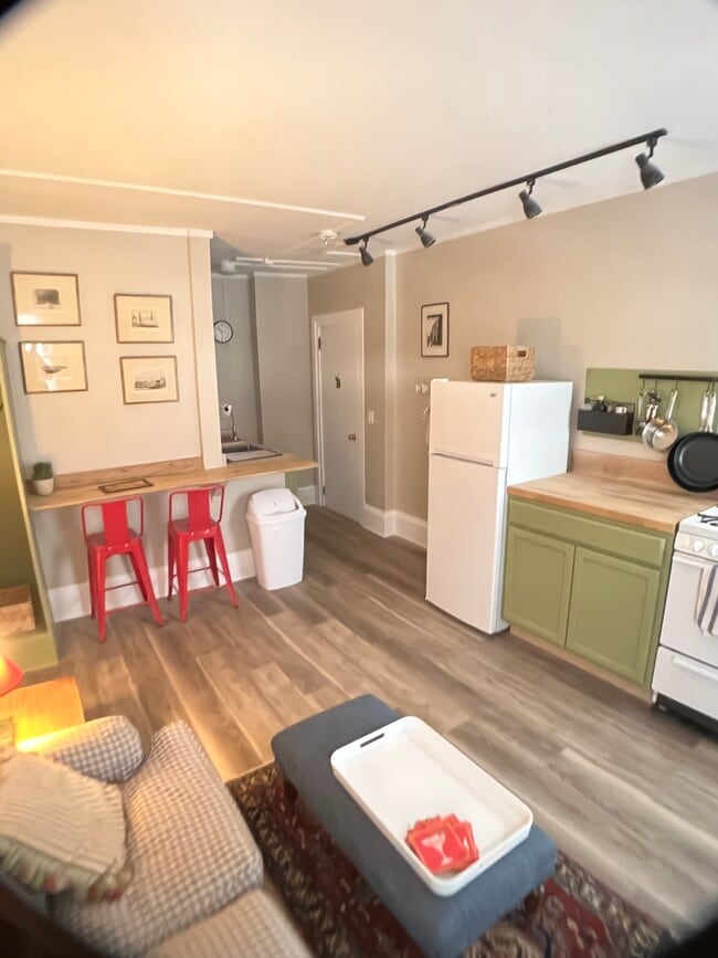 Eat in kitchen - 234 Shelburne Rd Apartments Unit 234 Shelburne 2