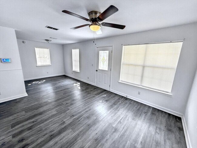 Photo - 717 Dublin Ave