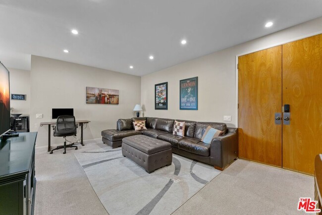 Photo - 612 S Barrington Ave Unit 317