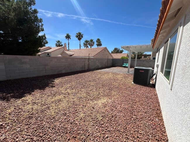 Photo - 1 story 2 bedroom with Huge backyard