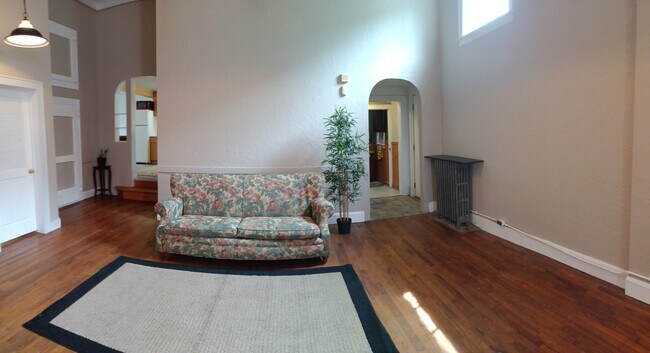 Photo - 2009 2nd St NE