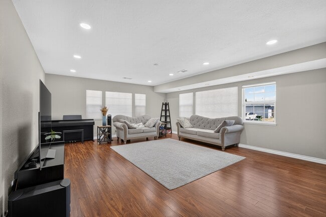Photo - 857 Heflin St