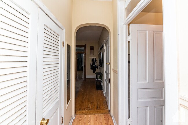 Photo - 2057 W Roscoe St Unidad 3