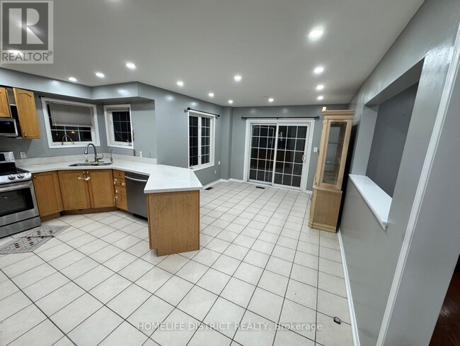 Photo - 1100 Ashgrove Crescent
