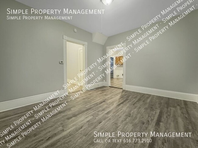 Photo - 1572 Quarry Ave NW