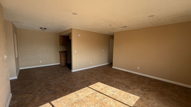 Building Photo - Three Bedroom Two Bathroom Apartment in San Bernardino! Unit 10