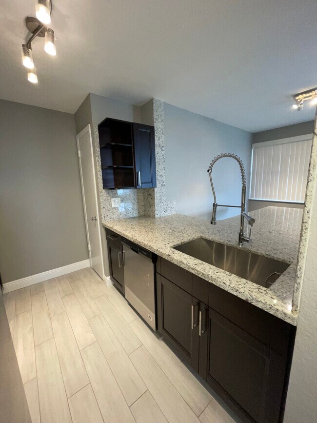 Photo - 2831 N Oakland Forest Dr Unidad 101