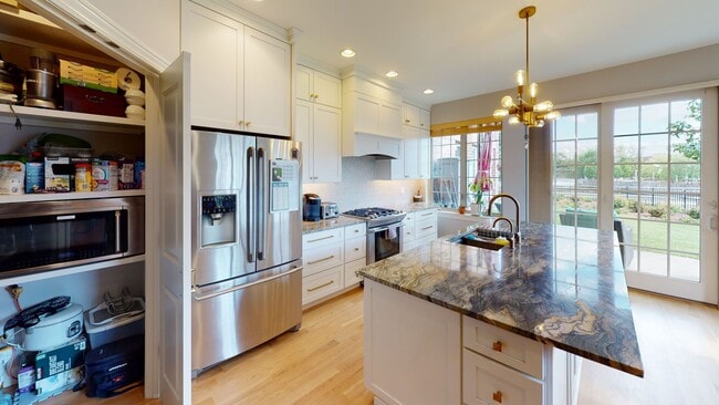 Building Photo - River View Townhome in the East Bank