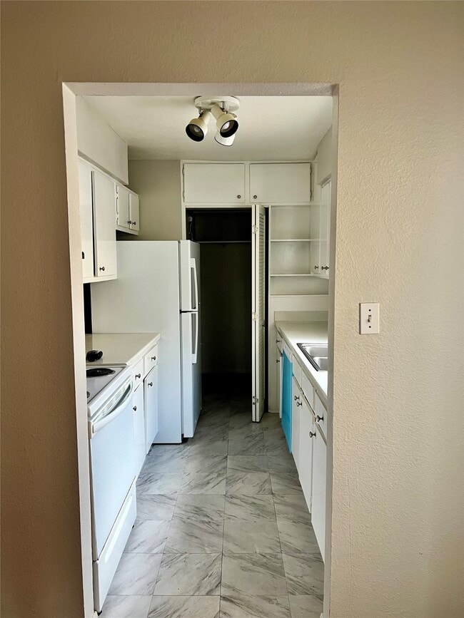Building Photo - 5001 Lamonte Ln Unit 10 Rental