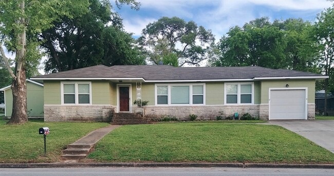 Building Photo - 808 E Tom Green St Rental