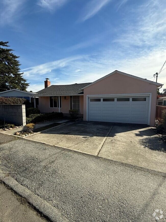 Building Photo - Beautiful 3 Bedroom 1 1/2 bath home in Cas...