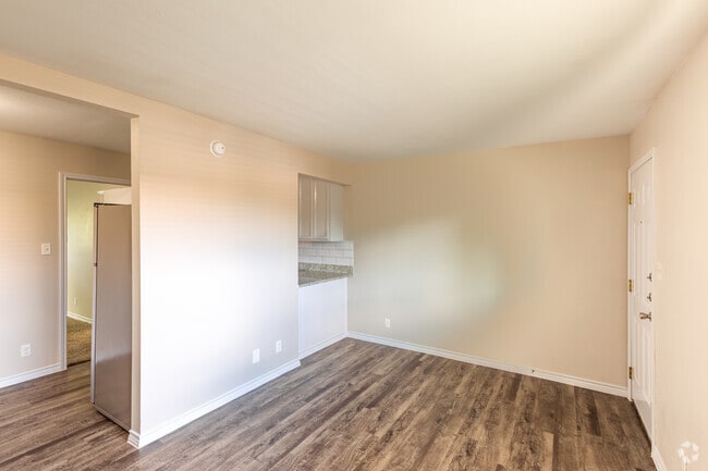 Living Room - Oak Street Flats: Leasing Specials! Ranch ... Apartments