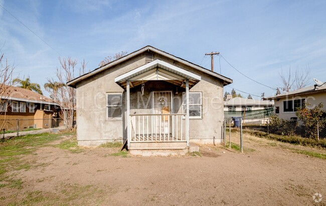 Building Photo - 2 Bedroom/1 Bath Home in Central Bakersfie...