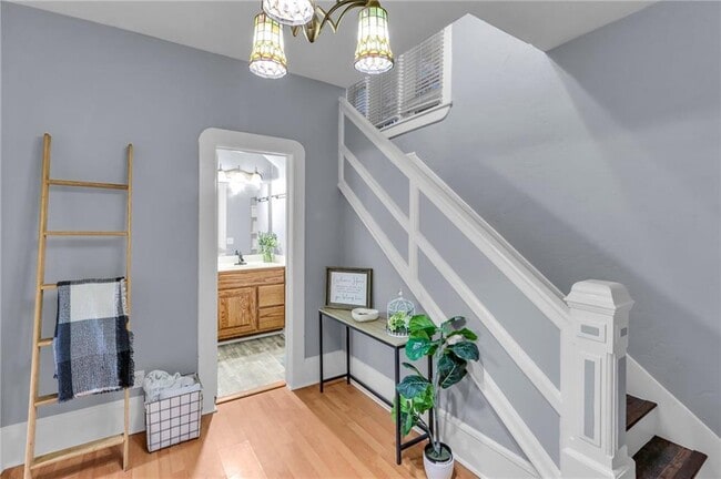 Photo - 722 S College St