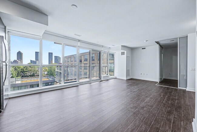 Photo - 775-775 King St W
