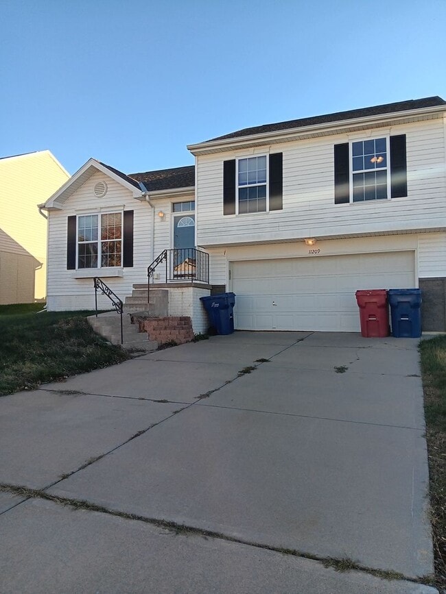 Building Photo - Spacious Three Bedroom!