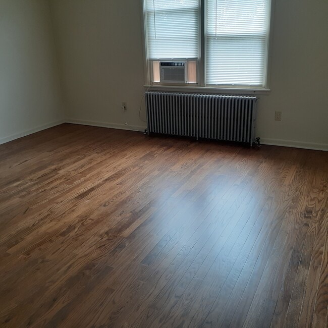 Living room - 752 W Broadway Unit Apartment C