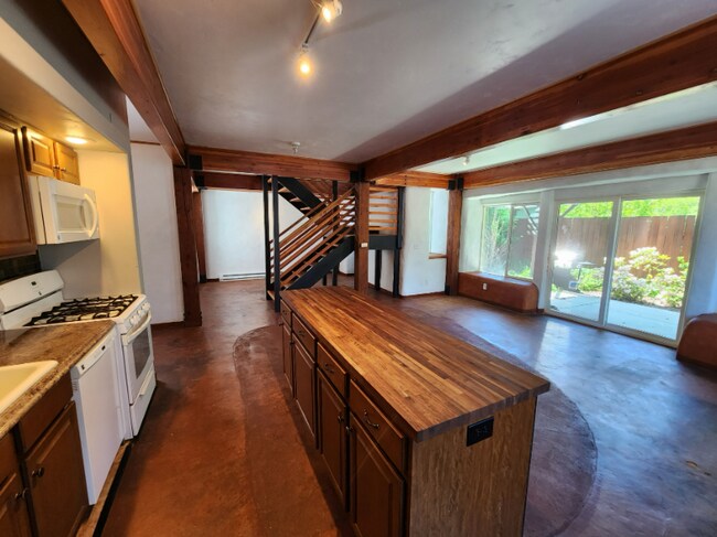 Photo - 1106 Larch St Unit F