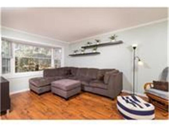Photo - 253 Maureen Ln NE