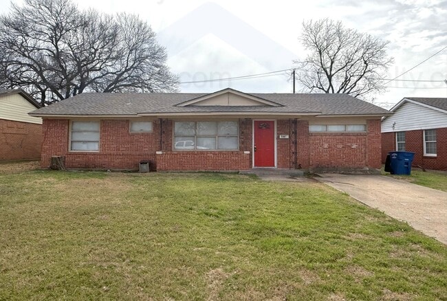 Building Photo - COMING SOON! Classic Red-Brick 4-Bed, 1-Bath Home (Near I35!)