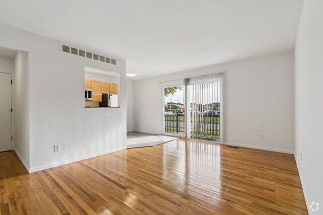 1BR, 1BA - 585SF - Living/Dining Room