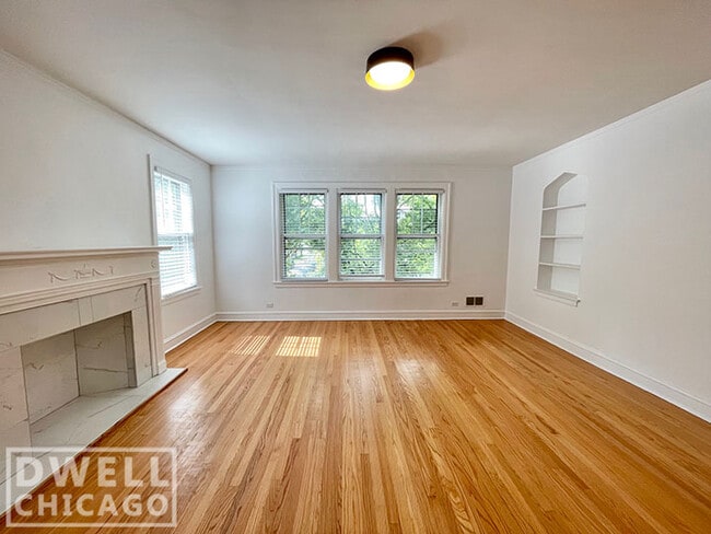 Building Photo - 5805 N Richmond St Rental