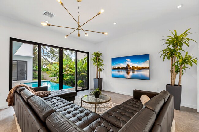 Photo - 530 NE 68th St