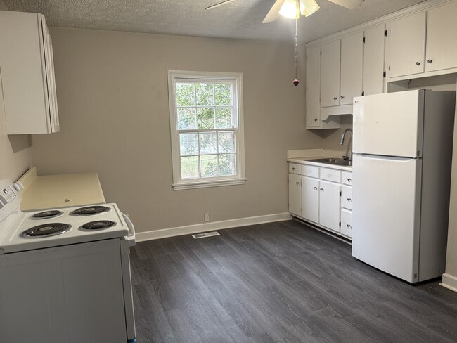 Photo - 605 Shannon Cir NE