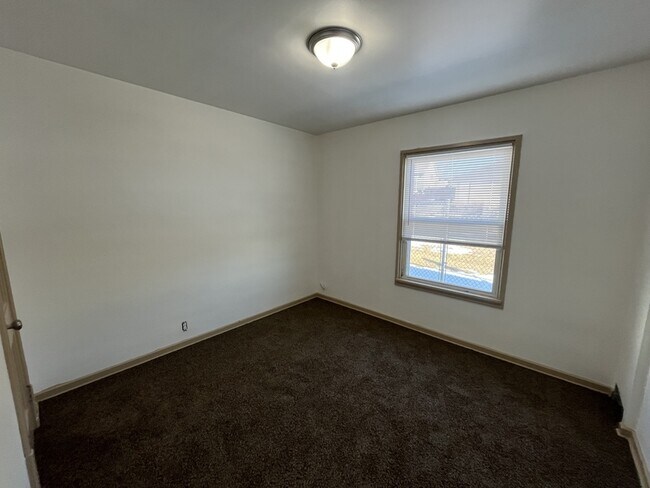 Photo - 412-412 N Lake St