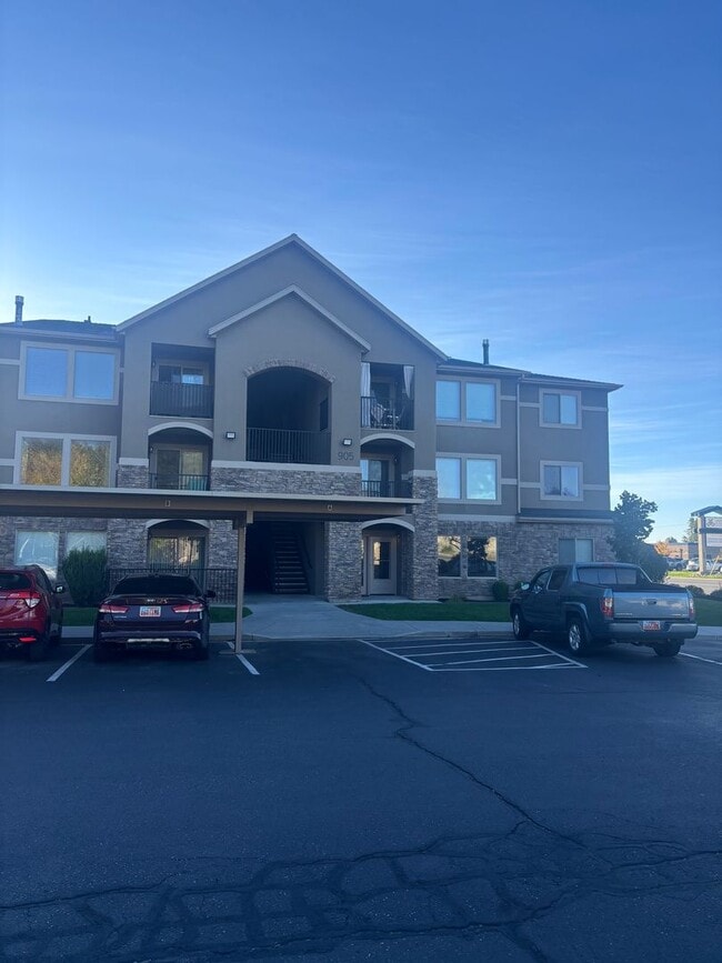 Building Photo - Top Level Condo Unit J
