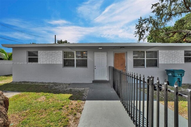 Building Photo - 3052 NW 78th St Unit 1