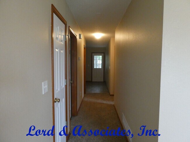 318 Lois Ln