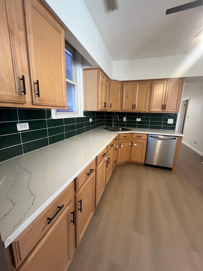 Building Photo - 1655 N Artesian Ave Unit 2