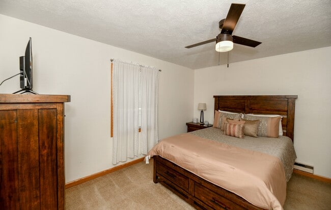 Photo - 902 Olivesburg Rd