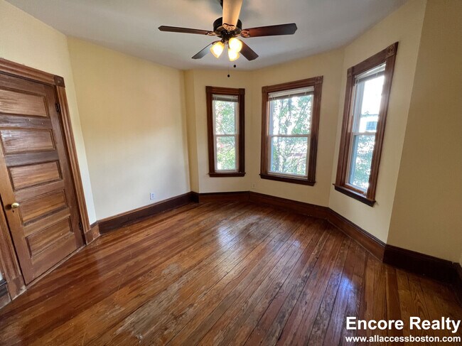 Building Photo - 8-8 Sunset St Unit 3