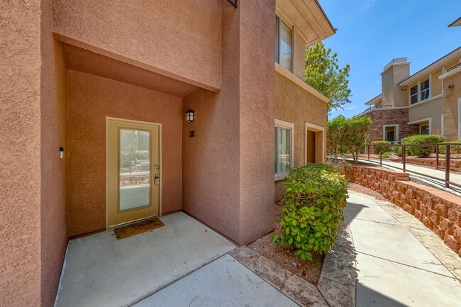 Building Photo - Beautiful Summerlin townhome, 3 bed, 2.5 bath, on 1st floor. Unit 103