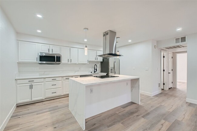 QUALITY DESIGNER Remodeled Condo in a Guar... - QUALITY DESIGNER Remodeled Condo in a Guar...