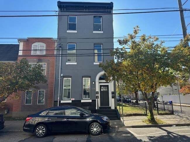 Building Photo - 1716 W Oxford St Unit 1716 W Oxford #2 Rental