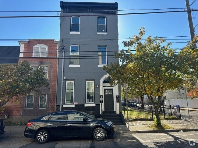 Building Photo - 1716 W Oxford St Unit 1716 W Oxford #2 Rental