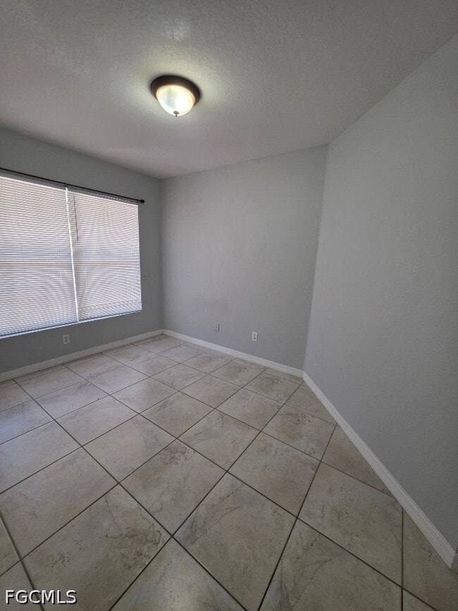 Photo - 332 Rogen St