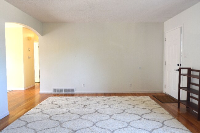 Photo - 827 Golden Hill St