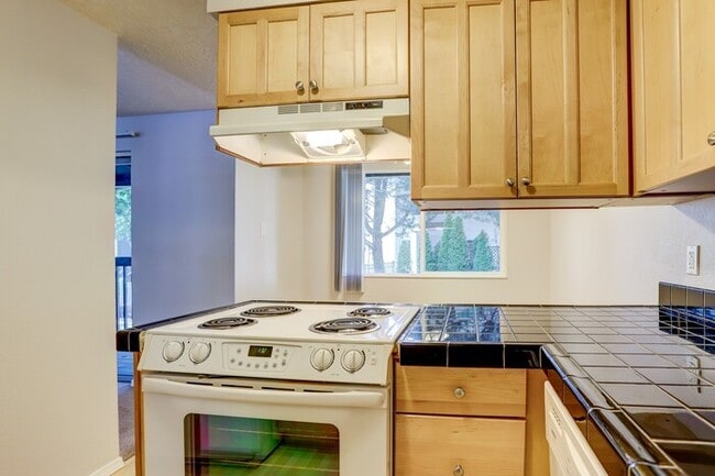 Building Photo - 2 Bedroom Home with Washer and Dryer INSID...