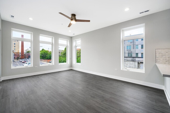 Photo - 825 E 61st St