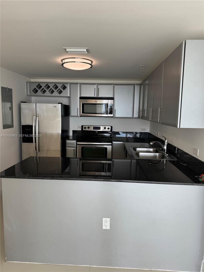 Photo - 1861 NW S River Dr Unidad 2010