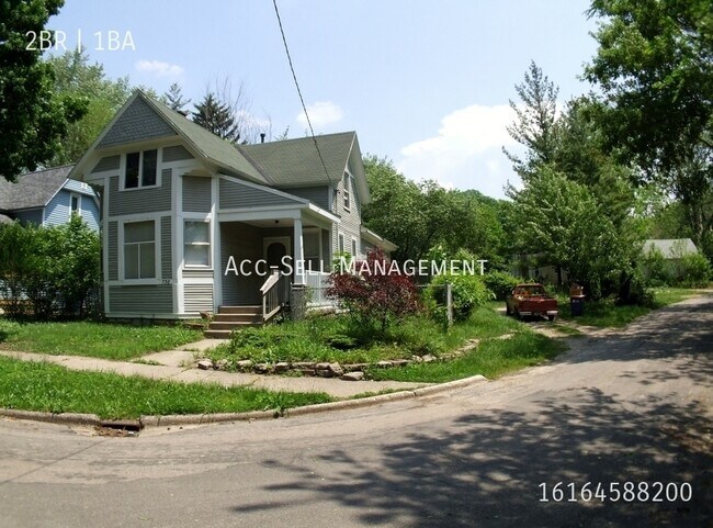Building Photo - 736 North Ave NE Unit 1