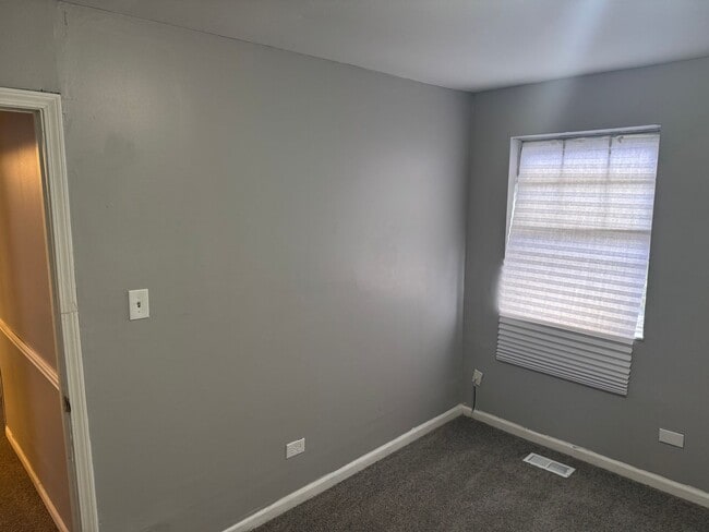 Photo - 3 Bedrooms 1 Bathroom available