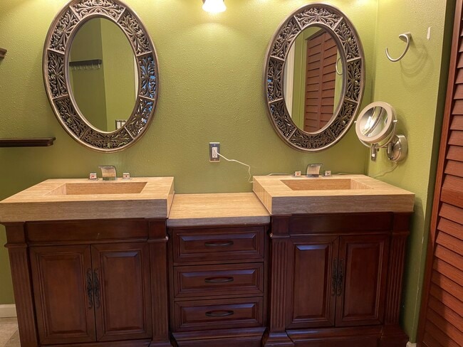 Photo - 5517 Interbay Blvd