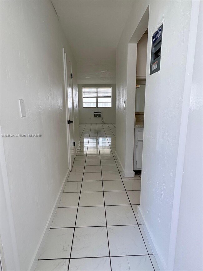 Photo - 505 NE 30th St Unidad 502