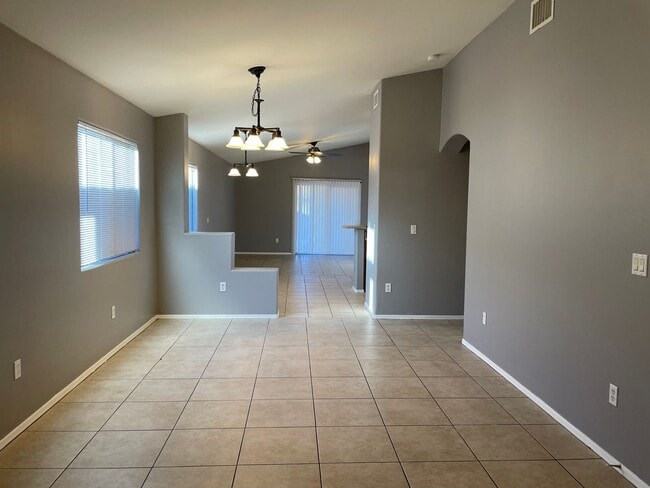 Building Photo - Lovely 4 Bedroom 2 Bath Home!