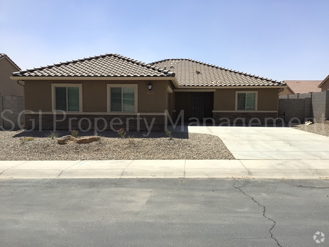 Building Photo - Spacious home ready for move in